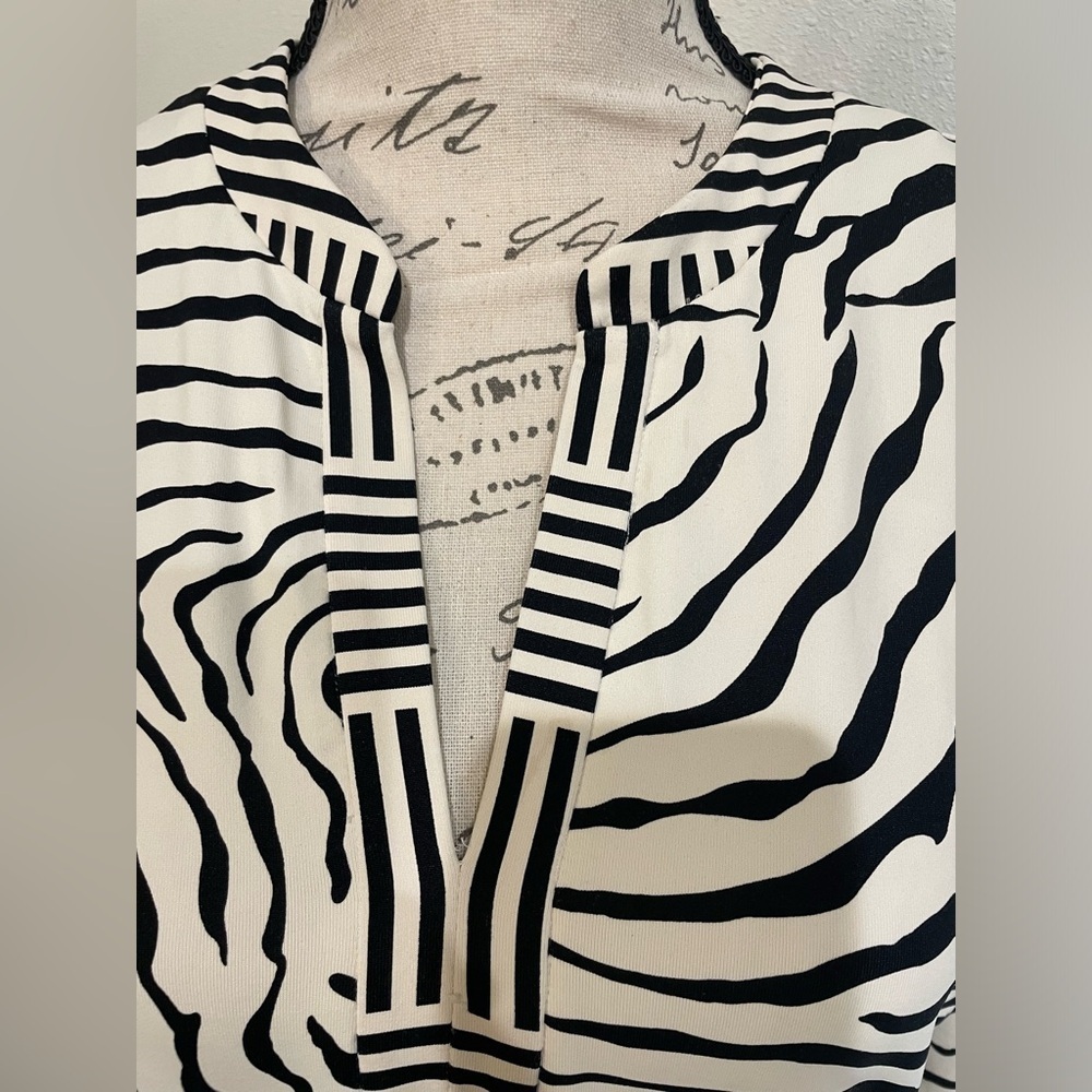 J. McLaughlin Zebra Print Stretch Tunic Top | 3/4 Sleeve | Side Slits | Size M - Picture 8 of 11